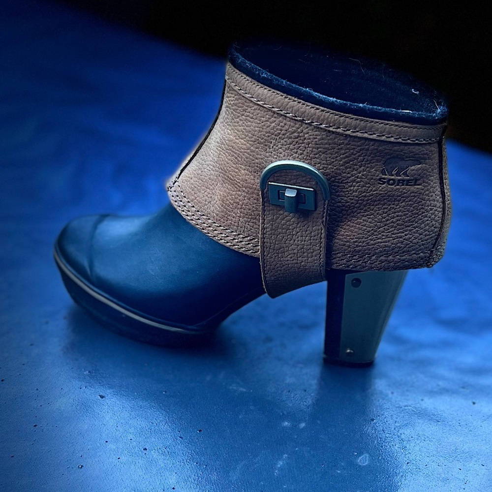 Sorel Medina size 8.5. Sexiest rain shoe ever! Rubber w leather removable strap